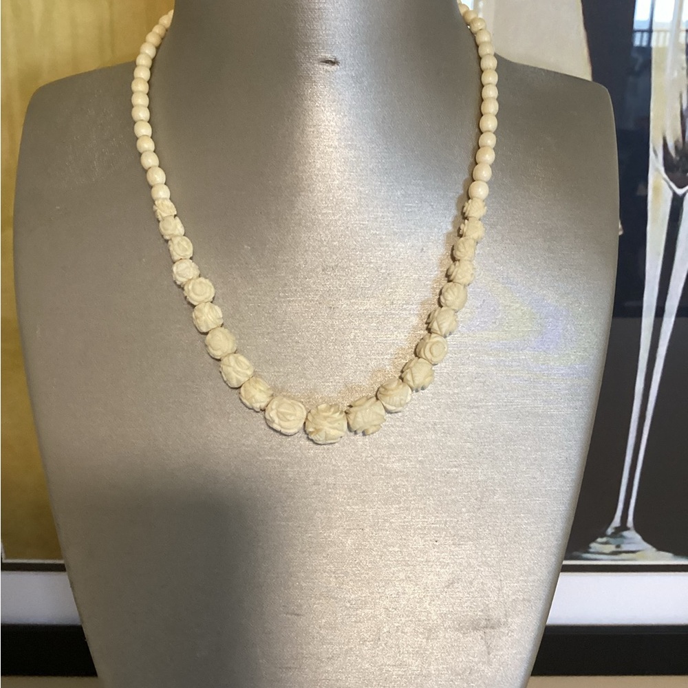 VINTAGE CARVED CABBAGE ROSE NECKLACE - Picture 4 of 6